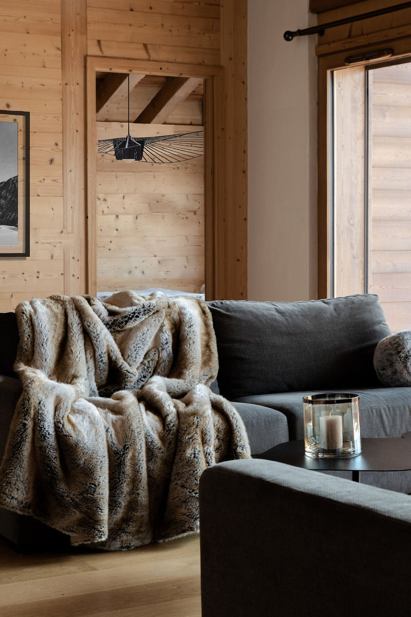 Plaid en fausse fourrure couleur monaco Maison Prélonge.