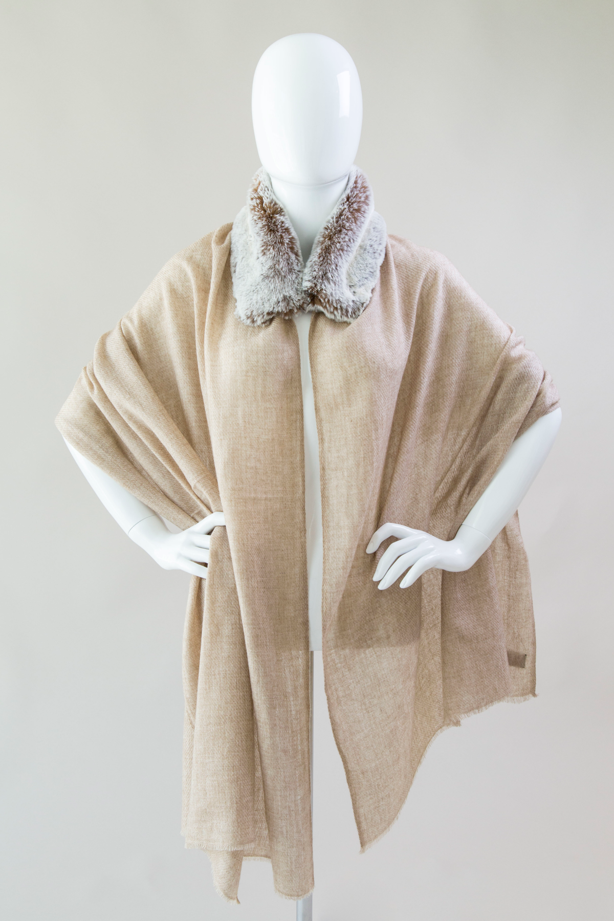 Etole rectangle en cachemire et fausse fourrure Maison Prélonge couleur beige et chataigne.