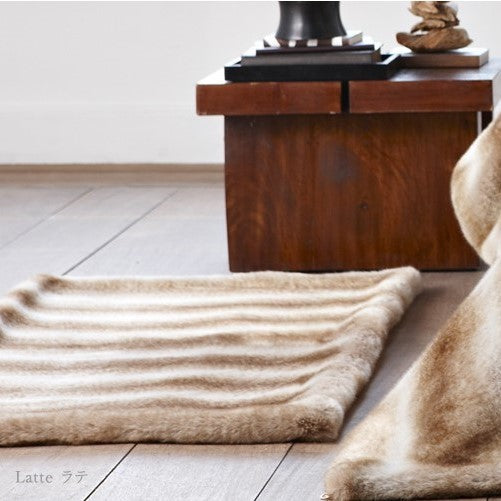 Tapis en fausse fourrure couleur monaco Maison Prélonge