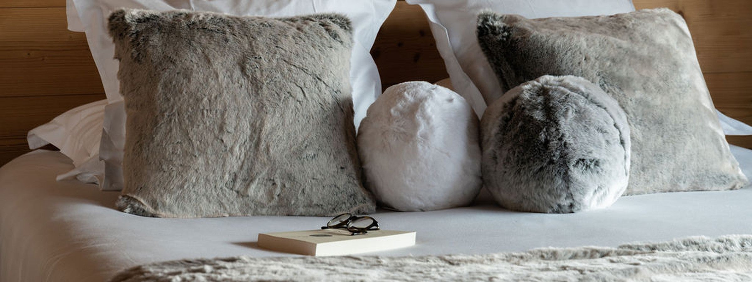 Coussins fausses fourrures gris et blanc maison prélonge