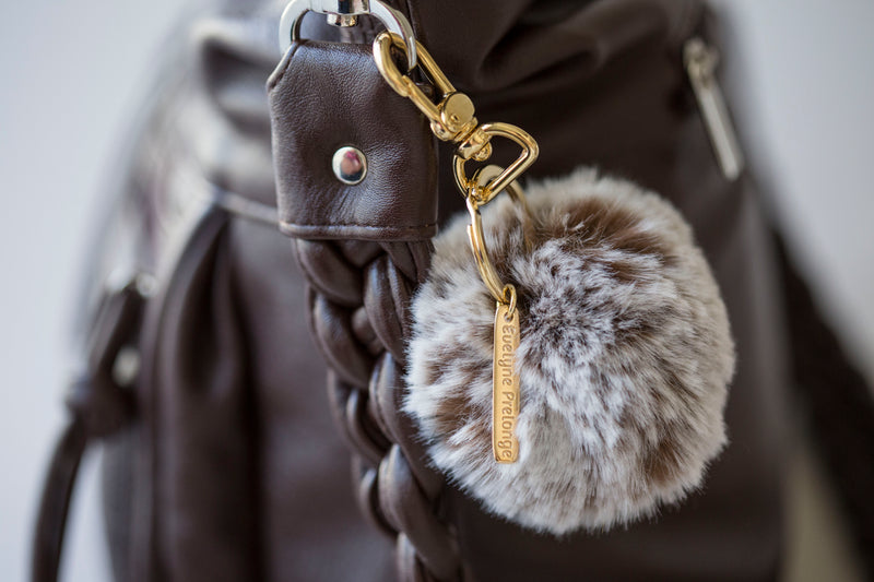 Porte-clés pompon imitation fourrure et breloques dorées
