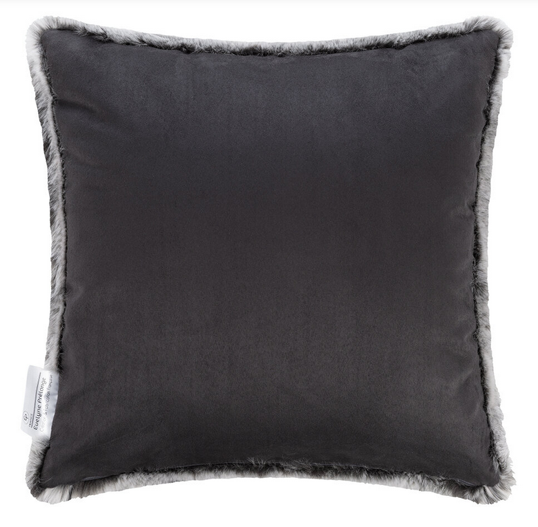 Coussin carré en fausse fourrure glacier et doublure en suédine Maison Prélonge.
