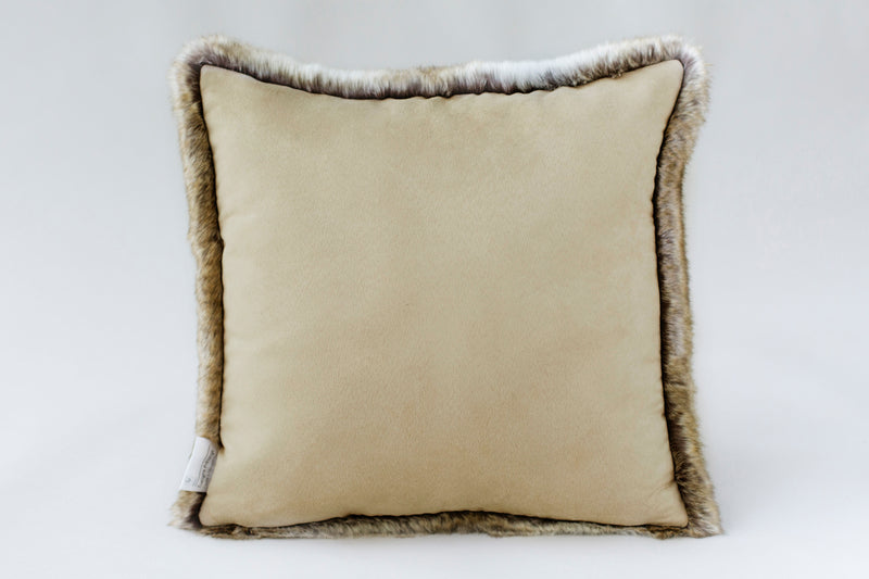 Coussin carré en fausse fourrure monaco et doublure en suédine Maison Prélonge.