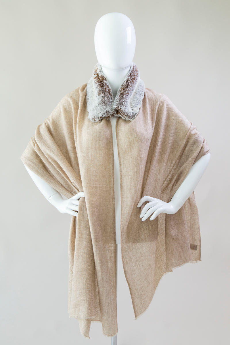 Etole rectangle en cachemire et fausse fourrure Maison Prélonge couleur beige et chataigne. 