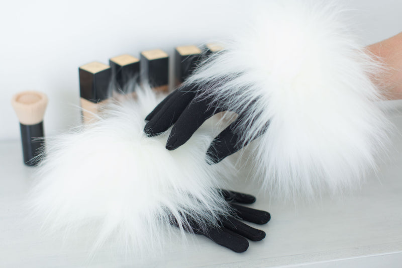 Gants extensibles avec bandeau en fausse fourrure couleur himalaya ivoire Maison Prélonge.